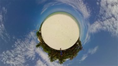 Küçük gezegen manzarası Tropik bir sahil boyunca koşan bir adam.