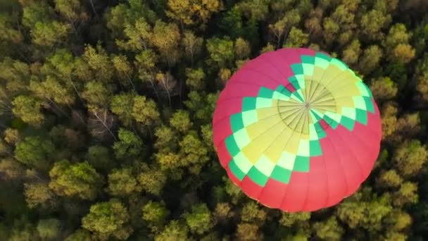 Horkovzdušné balóny na obloze při západu slunce. — Stock video
