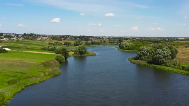 清澈的河景。夏季的乡村景观. — 图库视频影像