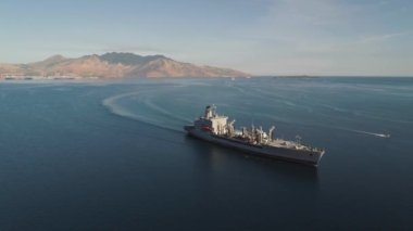 Kargo gemileriyle birlikte deniz bölmesi.