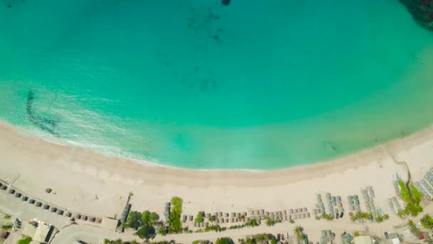 Paisaje tropical con una hermosa playa. — Vídeo de stock