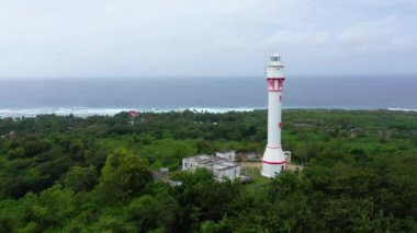 Tropikal bir adada deniz feneri, üst manzara. Yağmur ormanları olan okyanus kıyısı. Luzon Adası, Filipinler.