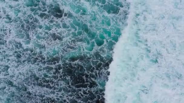 Okyanus dalgası, yukarıdan görüş. Deniz dalgalarının hareketi. — Stok video