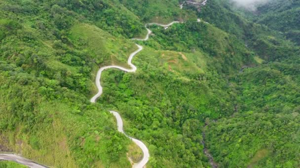 菲律宾吕宋岛上的科迪勒拉，航拍。 3.山区被雨林和道路覆盖. — 图库视频影像