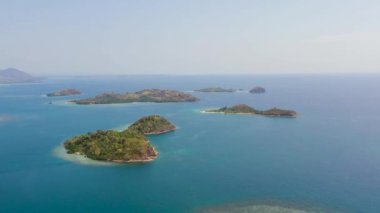 Tropik adalar ve mavi deniz. Filipinler, Zamboanga.