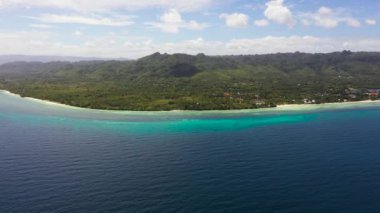 Kumsalı ve mavi denizi olan bir sahil. Anda Bohol, Filipinler.