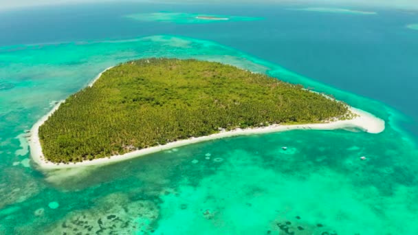 Isla tropical con playa de arena. Balabac, Palawan, Filipinas. — Vídeo de stock