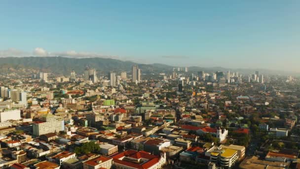 Ciudad moderna de Cebú con rascacielos y edificios, Filipinas. — Vídeo de stock