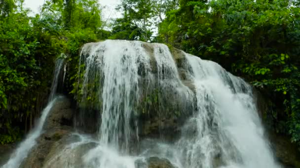 Schöner tropischer Wasserfall Philippinen, Cebu — Stockvideo