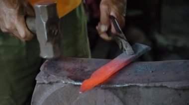 Demirci atölyesinde örs..