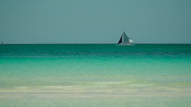 Jacht żaglowy w błękitnym morzu. Wyspa Boracay Filipiny. — Wideo stockowe
