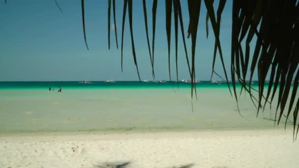 Spiaggia tropicale di sabbia e mare blu, Filippine. — Video Stock