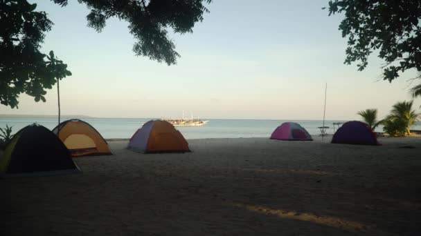 Tendas para acampar em uma praia tropical. — Vídeo de Stock
