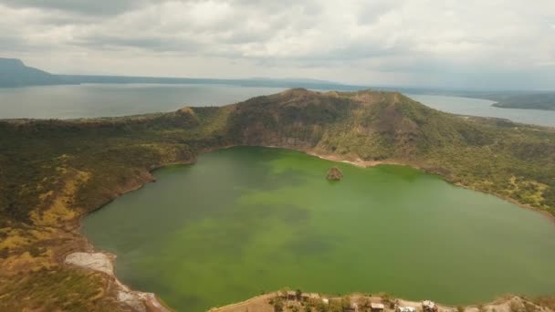 Paisaje, volcán, montañas y lago — Vídeo de stock