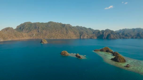 Vue aérienne lagune tropicale, mer, plage. Île tropicale. Busuanga, Palawan, Philippines. — Video