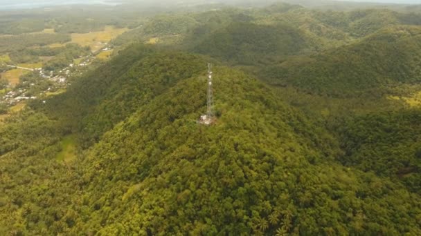 Torre de señal telefónica en las montañas. — Vídeos de Stock