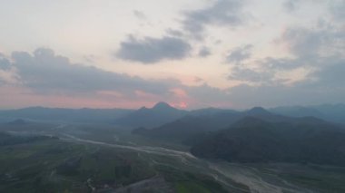 Gün batımında dağ manzarası. Pinatubo, Filipinler.