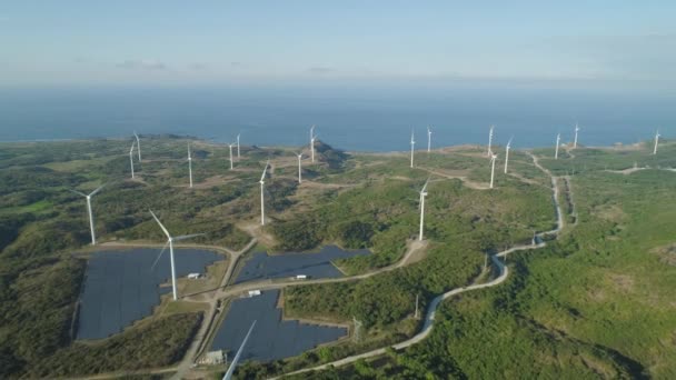 Solar Farm s větrnými mlýny. Filipíny, Luzon — Stock video