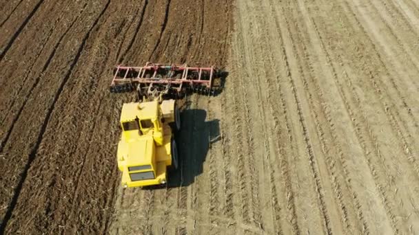 Traktor s kotoučovými brázdami na zemědělské půdě — Stock video