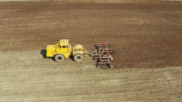 Traktor s kotoučovými brázdami na zemědělské půdě — Stock video