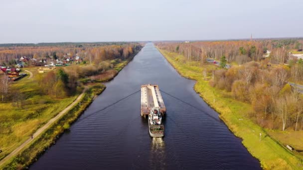 Vista aérea: Barcaza en el río. Paisaje otoñal, canal fluvial cerca del bosque. — Vídeos de Stock