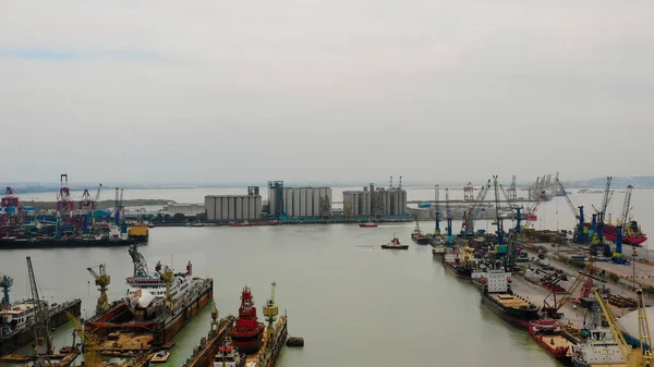 Cargo and passenger seaport in surabaya, java, indonesia — Stock Photo, Image