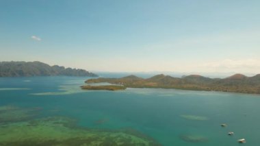 Hava manzaralı tropikal göl, deniz, sahil. Tropikal ada. Busuanga, Palawan, Filipinler.