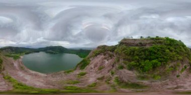 Taal Volkanı 'ndaki göl krateri. VR 360, Filipinler.