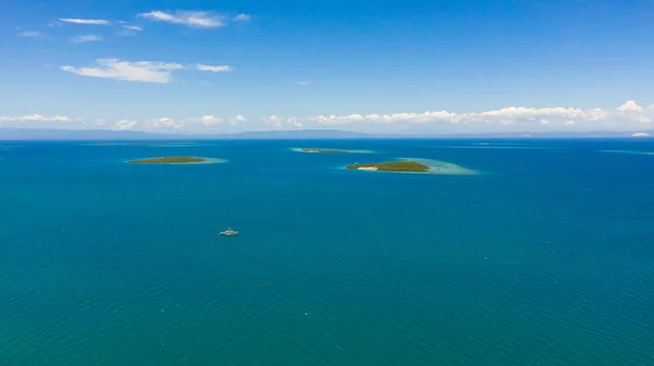 Blaues Meer und tropische Inseln. Straße von Cebu, Philippinen. — Stockfoto