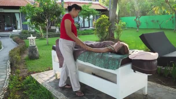 Mujer haciendo masaje a chica en asia. Bali,Indonesia. — Vídeos de Stock