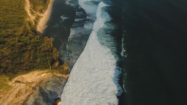 Βραχώδης ακτή στο νησί Μπαλί. Αεροφωτογραφία. — Αρχείο Βίντεο