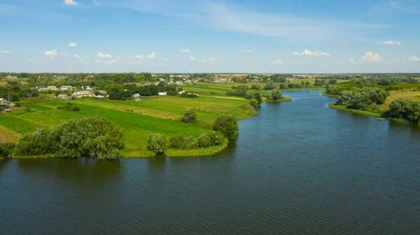 Rustiek landschap met rivier. Landelijk landschap in de zomer. — Stockfoto