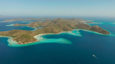 Kumlu plajlı tropik ada, Filipinler, Palawan