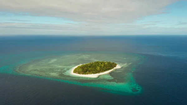 Isla tropical con playa de arena. Isla Mantigue, Filipinas — Foto de Stock