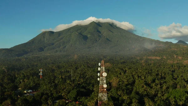 Telekomünikasyon kulesi, Asya 'daki iletişim anteni. — Stok fotoğraf