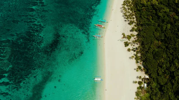 熱帯ビーチとターコイズブルーのラグーンの水. — ストック写真