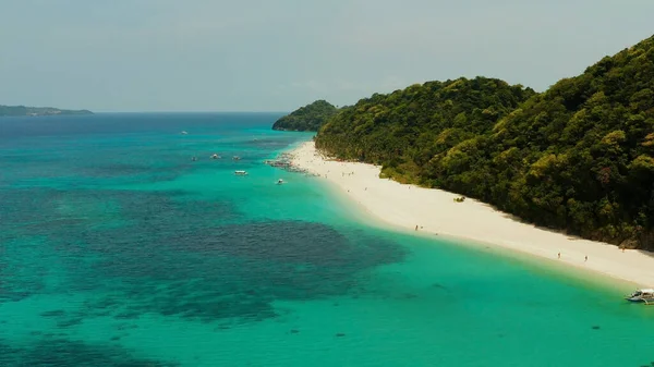 Playa tropical y agua de laguna turquesa. — Foto de Stock