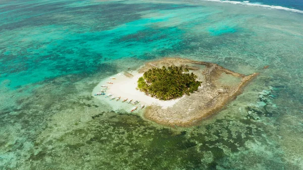 Tropiska Daco Island med en sandstrand och turister. — Stockfoto