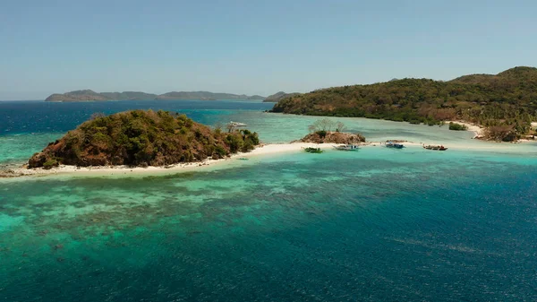 Petite île torpique avec une plage de sable blanc, vue sur le dessus. — Photo