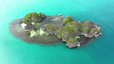 Tropik adalar ve mavi deniz, hava manzarası. Caramoan Adaları, Filipinler.