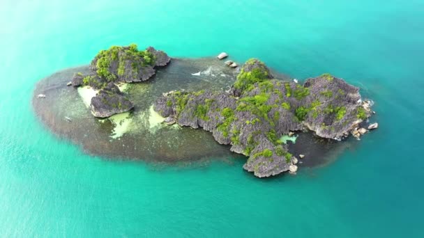 Pulau tropis dan laut biru, pemandangan udara. Kepulauan Caramoan, Filipina. — Stok Video