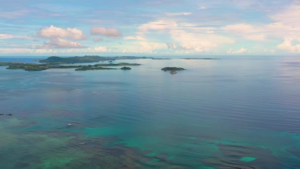 Seascape s ostrovy v časných ranních hodinách, pohled shora. Karamojské ostrovy, Filipíny. — Stock video
