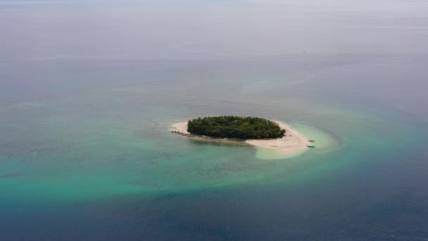 Ilha tropical no mar. — Vídeo de Stock