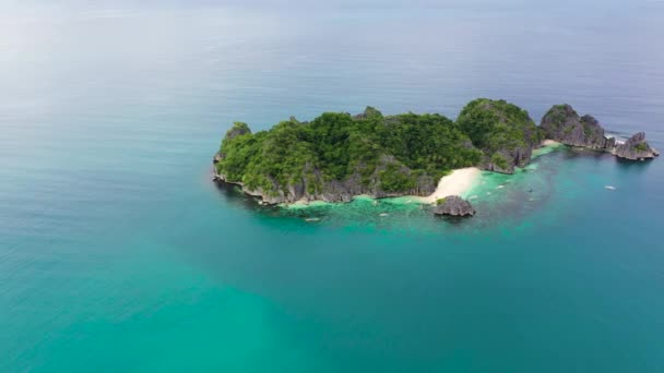 Ilha tropical com uma praia de areia branca. Ilhas Caramoas, Matukad, Filipinas. — Vídeo de Stock