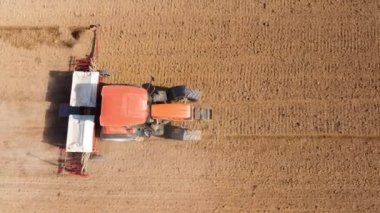 Tarlada ekicili traktör..