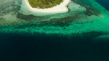 Kumlu bir tropik ada. Mantigue Adası, Filipinler
