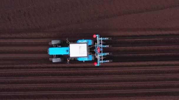 Traktor se semenáčkem na poli. — Stock video