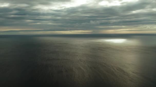Cielo nublado sobre el mar al atardecer. — Vídeos de Stock