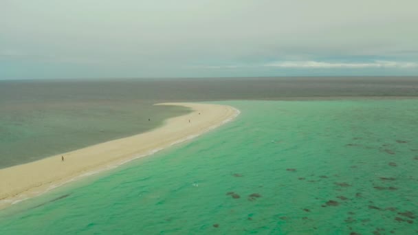 Ilha tropical com praia de areia. Camiguin, Filipinas — Vídeo de Stock