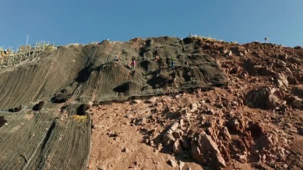 Rockfall protection netting, veiligheidsgaas in de bergen — Stockvideo